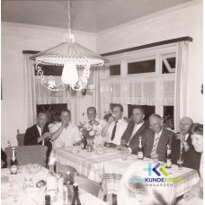1964 Douane Schipperfeestje in de woning van de Kok aan de waterkant uiters links deh. Broekhuizen -rechts Hendrien van der Laag-Damen Coll. HKR (2)